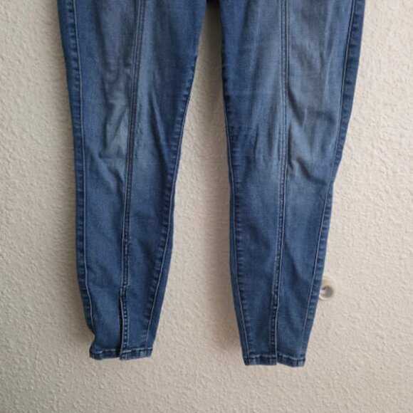 Torrid Super Soft Bombshell Skinny Medium Wash Jeans Women's Size 12 - Picture 3 of 8
